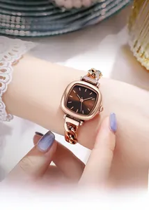 Orologio quadrato elegante da donna in oro rosa con cinturino a catena e quadrante marrone