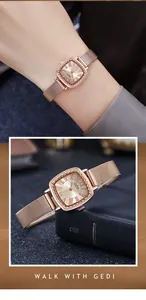 Dettaglio dell'orologio vintage oro rosa con quadrante quadrato e cinturino in maglia
