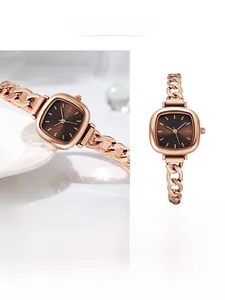 Primo piano di un orologio al quarzo quadrato in oro rosa con cinturino a catena e quadrante
