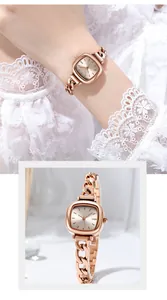 Dettaglio di un orologio quadrato in oro rosa con cinturino a catena in metallo da donna