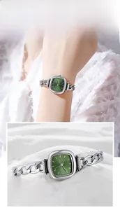 Dettaglio dell'orologio GEDI quadrato argento con quadrante verde smeraldo e catena