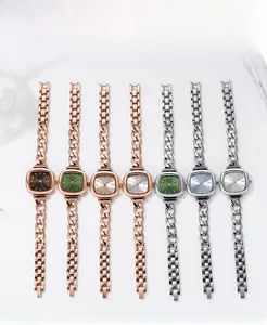 Dettaglio macro di eleganti orologi al quarzo quadrati con bracciali in metallo lucido