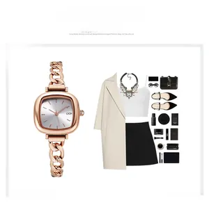 Dettaglio dell'orologio quadrato in oro rosa con cinturino a catena su sfondo lifestyle
