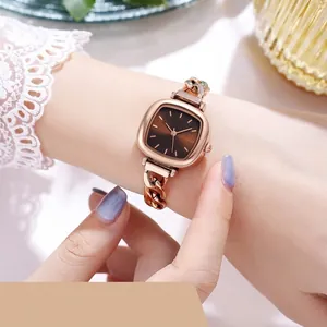 Elegante orologio da donna quadrato oro rosa con quadrante sfumato marrone e catena