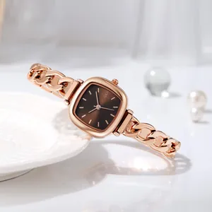 Orologio quadrato elegante da donna in oro rosa con quadrante marrone e cinturino a catena