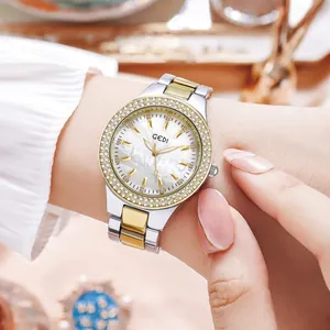 Montre quartz bicolore élégante pour femme avec lunette en cristal et bracelet acier