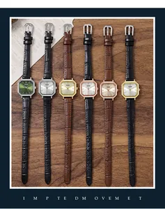 Makroaufnahme von polygonalen Quarzuhren mit Lederarmbändern auf antikem Notenhintergrund