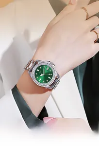 Nahaufnahme der eleganten Damen-Quarzuhr mit grünem Zifferblatt und Diamant-Lünette