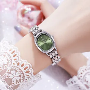 Montre élégante pour femme en acier argenté avec cadran ovale vert et texture soleil