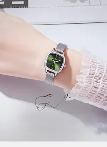 Détail de la montre GEDI à cadran carré vert avec bracelet à mailles argentées