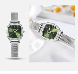 Détail de la montre GEDI carrée argentée avec cadran vert et bracelet en maille milanaise