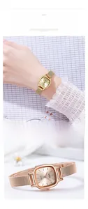 Détail d'une montre à quartz carrée avec élégant bracelet en maille or rose pour femme
