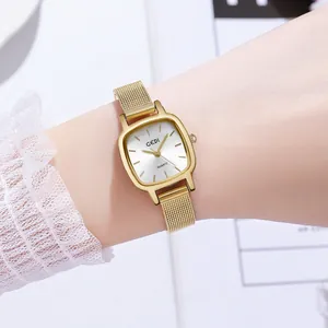 Élégante montre quartz carrée dorée pour femme avec bracelet maille et cadran soleil