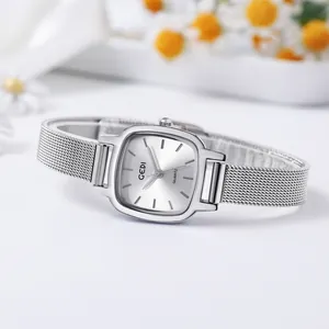 Montre à quartz carrée argentée avec bracelet en maille milanaise sur satin blanc