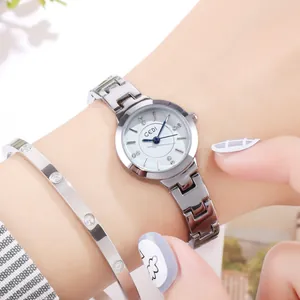 Orologio al quarzo argento elegante con diamanti e bracciale abbinato al polso