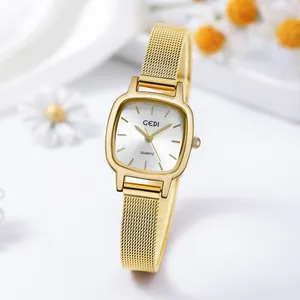 Montre à quartz carrée dorée pour femme avec bracelet en maille et décor marguerite