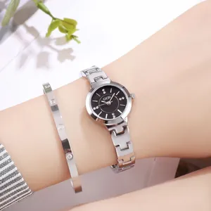 Elegante orologio al quarzo argento con quadrante in strass neri e set di braccialetti