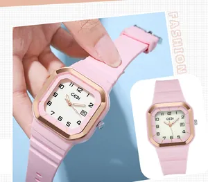 Détail de la montre à quartz carrée avec bracelet en silicone rose et affichage de la date