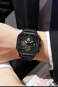 Détail de montre à quartz carrée avec bracelet cuir et guichet de date au poignet