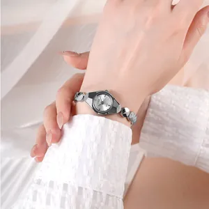 Élégante montre quartz argentée avec cadran rond et bracelet métallique femme