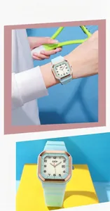 Détail d'une montre de sport carrée GEDI avec affichage de date lumineux et bracelet bleu
