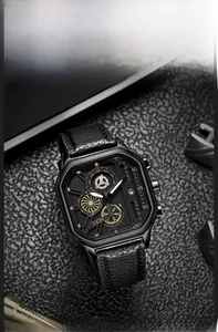 Vue détaillée d'une montre carrée pour hommes avec bracelet en cuir et dateur précis
