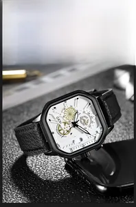 Gros plan d'une montre carrée GEDI pour homme avec bracelet en cuir noir et cadran blanc