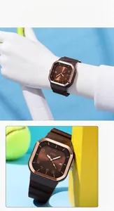 Détail macro d'une montre à quartz carrée avec cadran brun soleil et dateur
