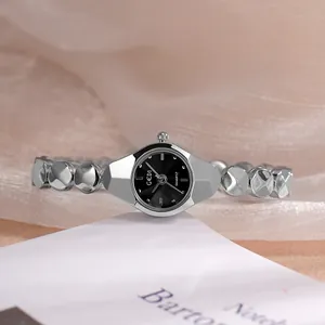 Montre quartz élégante pour femme avec cadran noir rond et bracelet en métal argenté