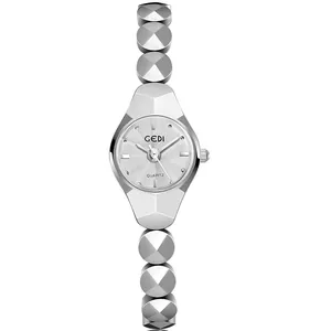 Montre quartz argentée élégante pour femme avec cadran rond et bracelet à maillons métal