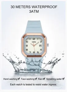 Détail de la montre carrée étanche avec 3ATM, guichet de date et bracelet bleu clair