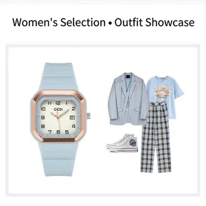Vue détaillée d'une montre à quartz carrée avec bracelet en silicone bleu clair et lunette dorée