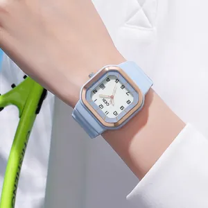Montre à Quartz Carrée de Mode Avec Cadran Lumineux Calendrier Étanche Bracelet en Silicone Style Académique Sportif pour Étudiants Femmes Bijoux
