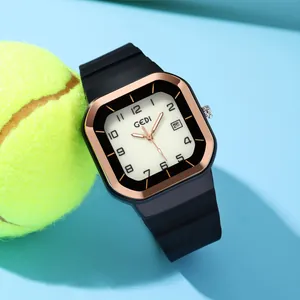Montre sport carrée à quartz avec boîtier en or rose, date et bracelet en silicone noir