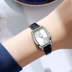 Elegante reloj de mujer en forma de tonel con caja plateada y correa de cuero negro