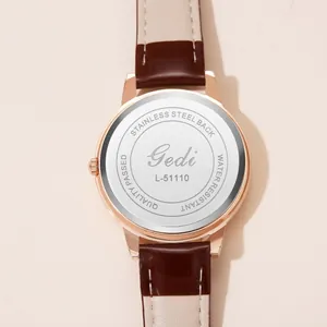 Detailoverzicht van Gedi horloge roestvrijstalen achterkant en bruine leren band