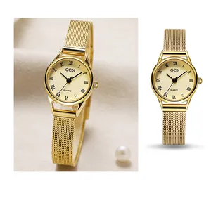 Detailopname van vintage gouden horloge met Romeinse cijfers en strass-accenten op de plaat