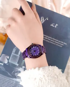 Detailansicht der lila GEDI Edelstahluhr für Damen mit Kristalllünette und Kalender