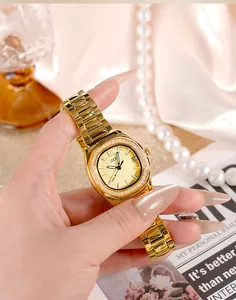 Nahaufnahme der goldenen Edelstahluhr mit diamantbesetzter Lünette und Datumsanzeige