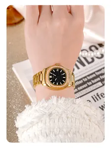Detailansicht der Luxus Damenuhr in Gold mit Diamantlünette und schwarzem Datumszifferblatt
