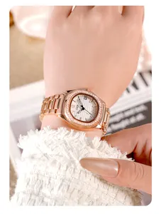 Detailansicht der roségoldenen GEDI-Uhr mit Kristalllünette und strukturiertem Zifferblatt