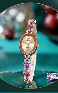 Nahaufnahme der Luxus-Quarzuhr mit lila Blattsteinen und Gehäuse in Roségold-Finish