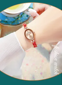 Nahaufnahme der eleganten Damenuhr mit Kleeblatt-Armband und ovalem Zifferblatt
