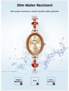 Luxuriöse roségoldene Oval-Uhr mit roten Edelsteinen unter Spritzwasser