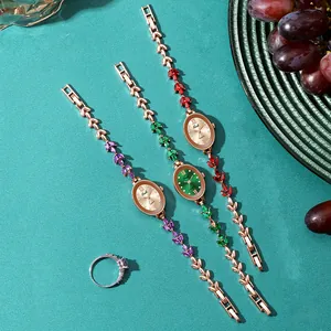 Detail von Luxus-Quarzuhr-Sets mit Edelsteinarmbändern und einem passenden Goldring