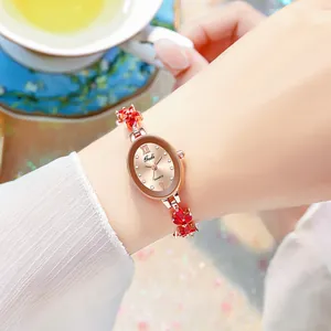Nahaufnahme der Gedi Quarzuhr mit ovalem roségoldenem Zifferblatt und rotem Edelsteinarmband