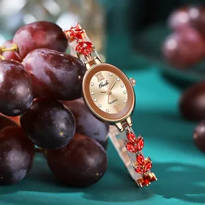 Gedi Roségold Quarzuhr mit rubinroten Steinen und klassischem Klee-Armband Design