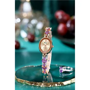 Luxuriöse ovale Quarzuhr in Roségold mit lila Kristallen und passendem Ring-Set