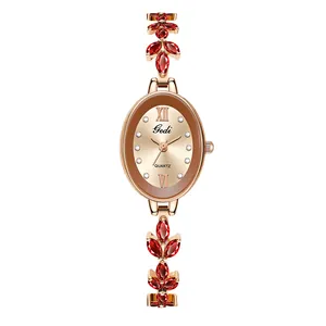 Detailansicht der Luxus-Quarzuhr mit Roségold-Armband und roten Edelstein-Inlays