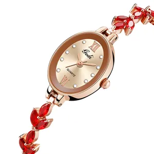 Makro-Detail der roségoldenen Ovaluhr mit champagnerfarbenem Zifferblatt und Edelsteinarmband